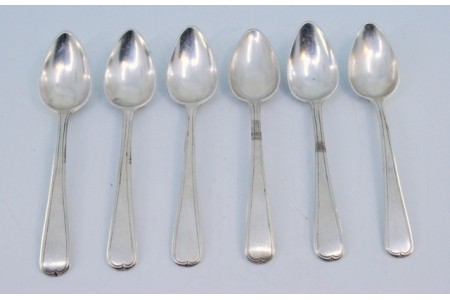Conjunto de seis colheres de chá em prata lisa e frisos ao longo do cabo. 
